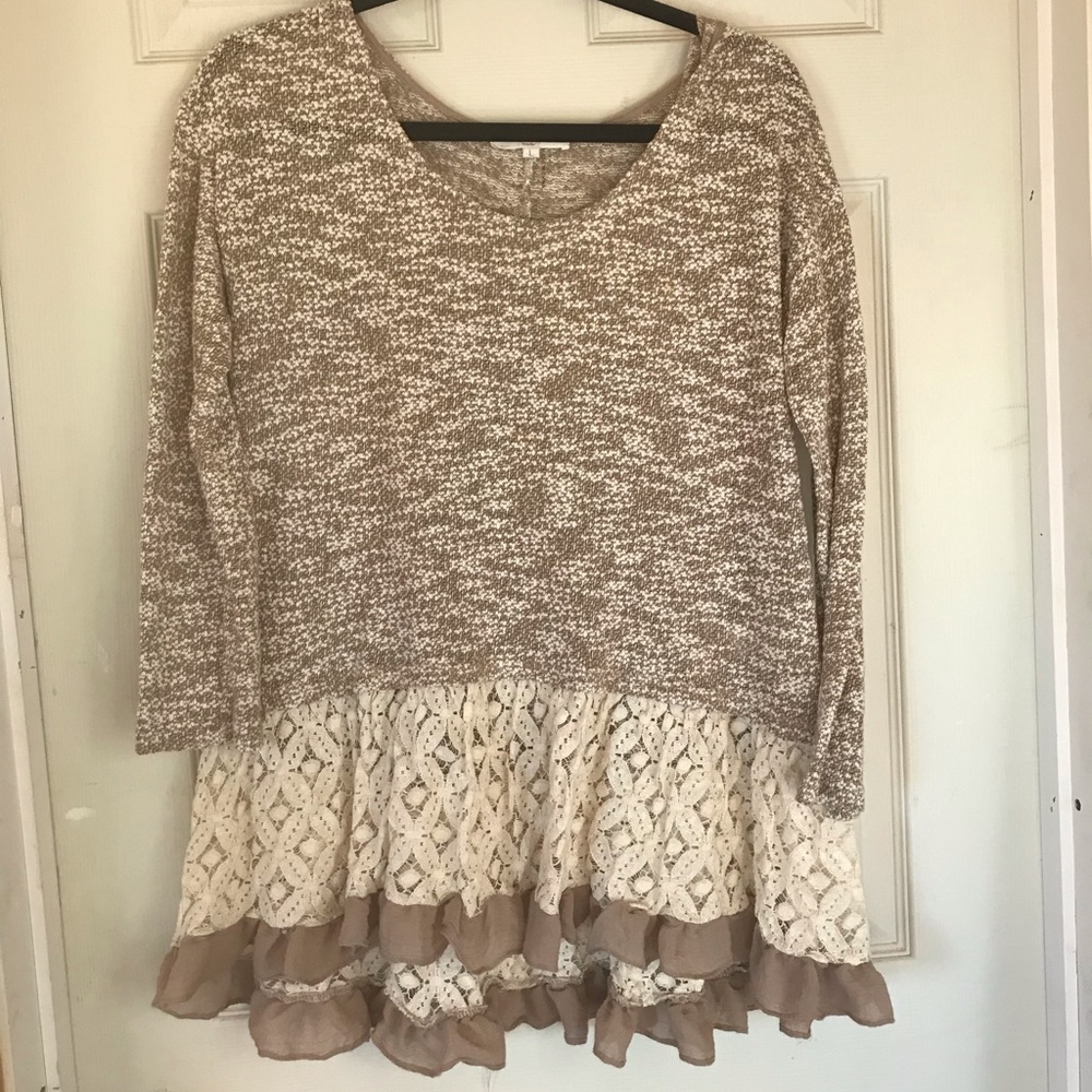 L adorable top with lace details.